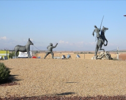 דון קישוט וסנשו המלווה אותו בנדודיהם בחבל לה מאנשה (מיצג בכיכר באחת הכניסות לקמפו דה קריפטנה)