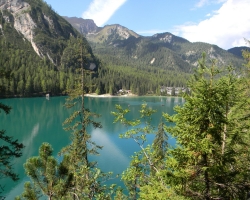 האגם במבט מדרום מזרח. מימין נראה מלון Pragser Wildsee הוותיק במלונות האגם וממנו השתחררו האסירים ב-5 במאי 1945